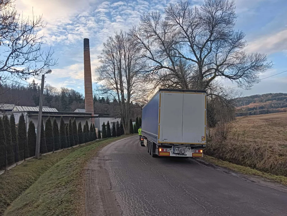 Ciężarówki zagrażają bezpieczeństwu na drodze [zdjęcia]