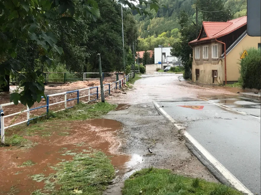 Nowa Ruda-Włodowice. Droga nieprzejezdna