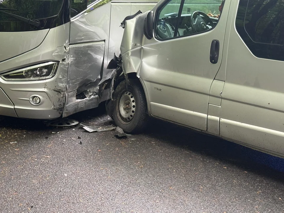 Karłów - zderzenie autokaru z busem