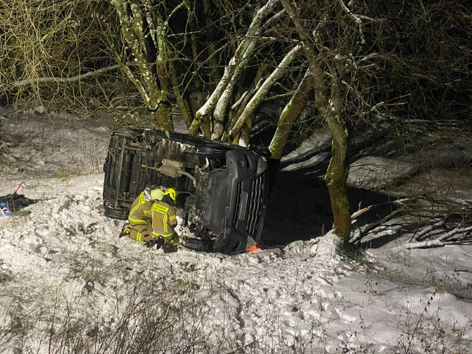 Auto spadło ze skarpy w drodze do Zieleńca [zdjęcia]