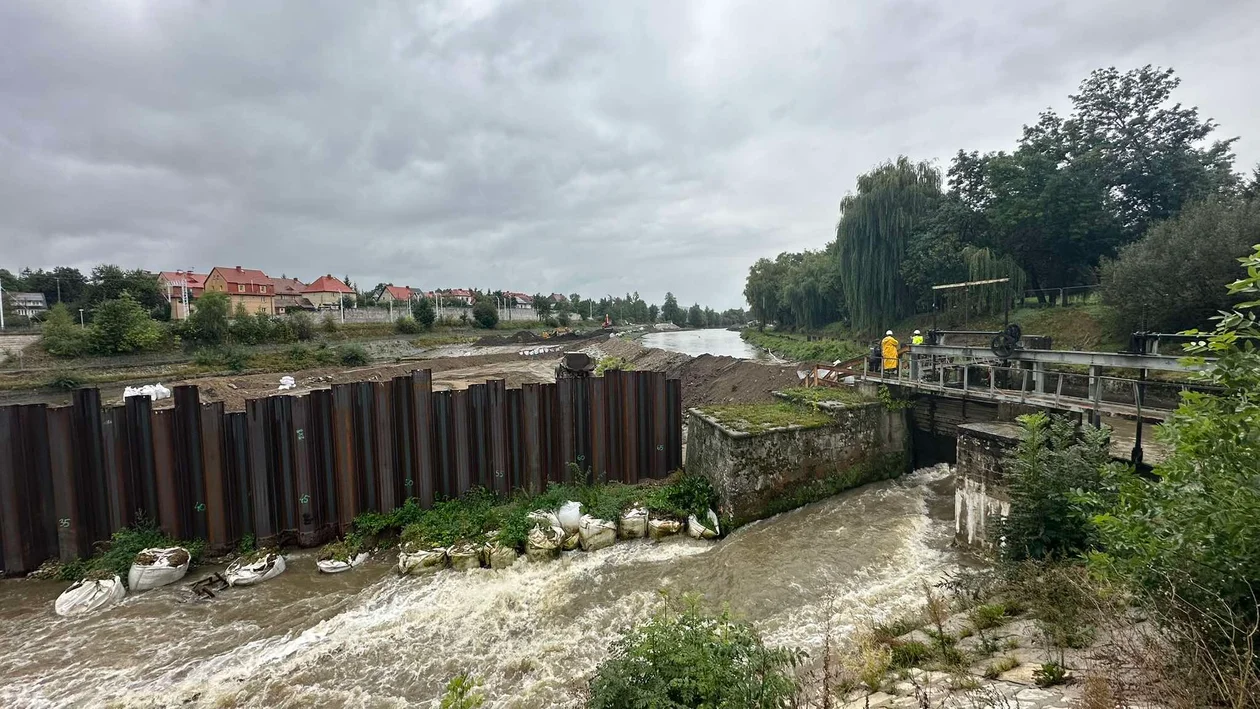 Kłodzko. Intensywne opady deszczu. Przygotowują się na możliwe podtopienia