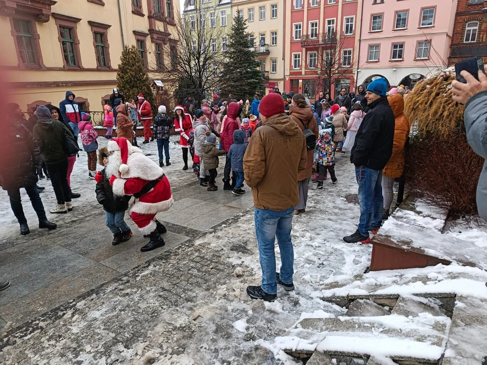 Wczoraj już po raz 20. na noworudzkim Rynku gościł Święty Mikołaj. Do dzieci trafiło 300 paczek [galeria]