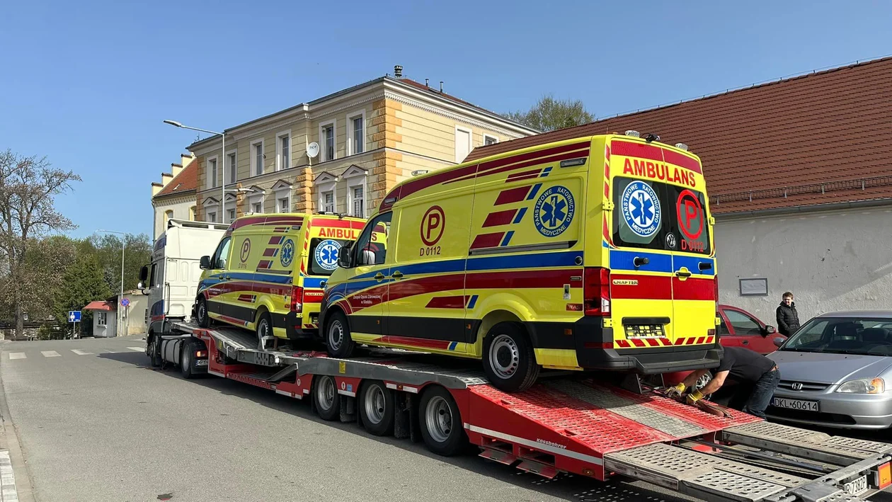Z kilkudniowym opóźnieniem do szpitala w Kłodzku dotarły trzy nowe ambulanse medyczne