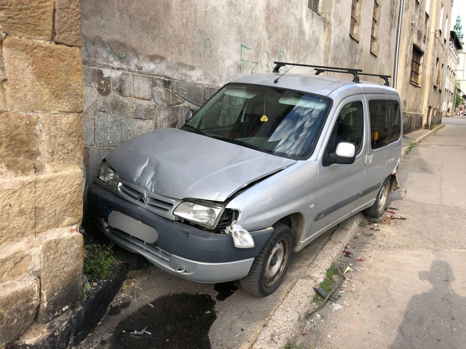 Bystrzyca Kłodzka. Pijany kierowca staranował zaparkowane przy ulicy auto