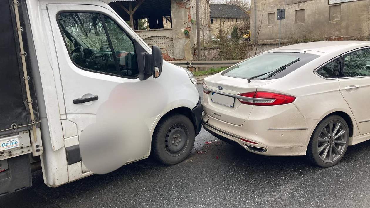 Szalejów Górny. Kolizja trzech aut na krajowej ósemce