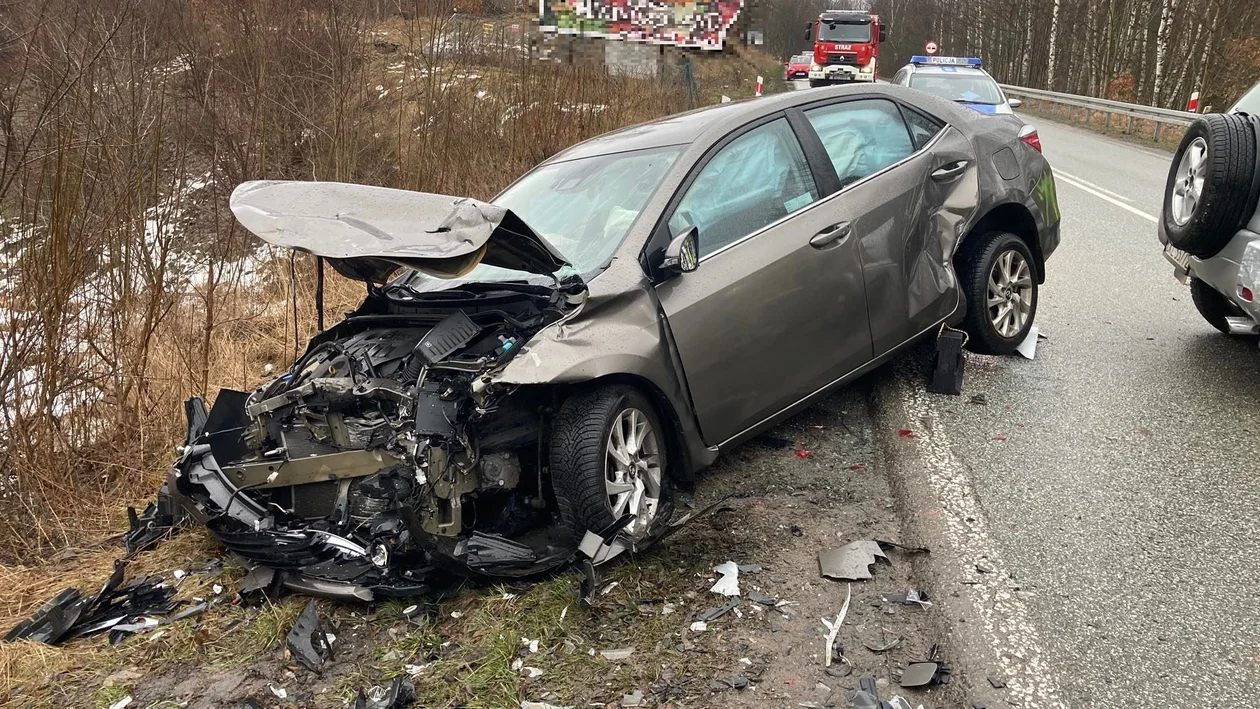 Wypadek między Słupcem, a Nową Rudą. 5 osób trafiło do szpitala [aktualizacja] - Zdjęcie główne