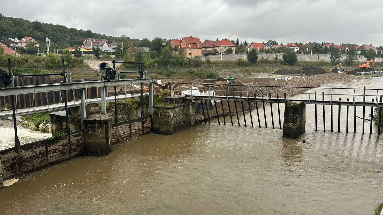 Kłodzko. Intensywne opady deszczu. Przygotowują się na możliwe podtopienia