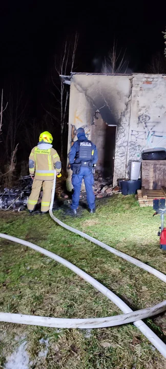 Duszniki-Zdrój. Pożar komórki na Słowackiego. W akcji kilka zastępów straży pożarnej [zdjęcia]