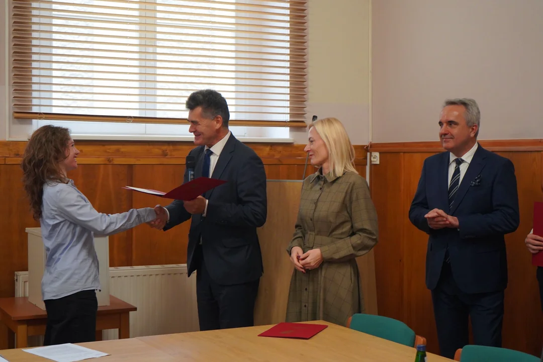 Sesja Rady Powiatu Ząbkowickiego: nagrody dla uczniów i ważne decyzje finansowe [galeria]