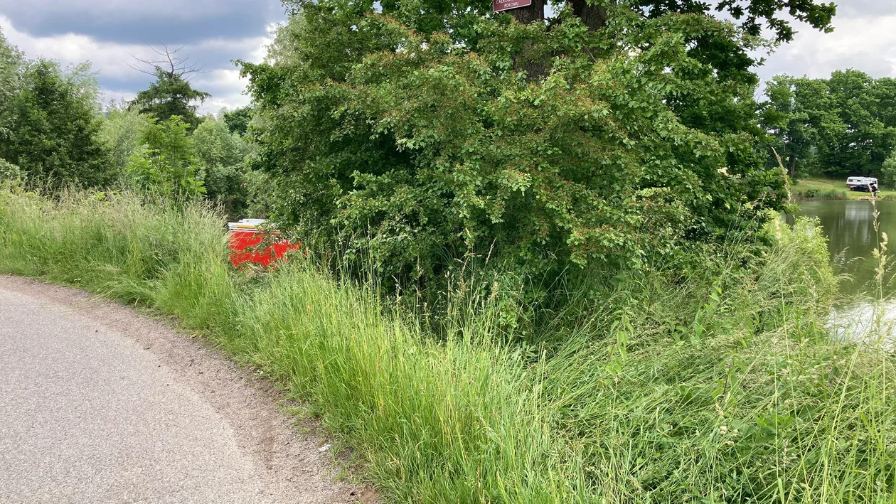 Gorzuchów. Auto spadło ze skarpy. Potrzebna była pomoc specjalistycznej grupy