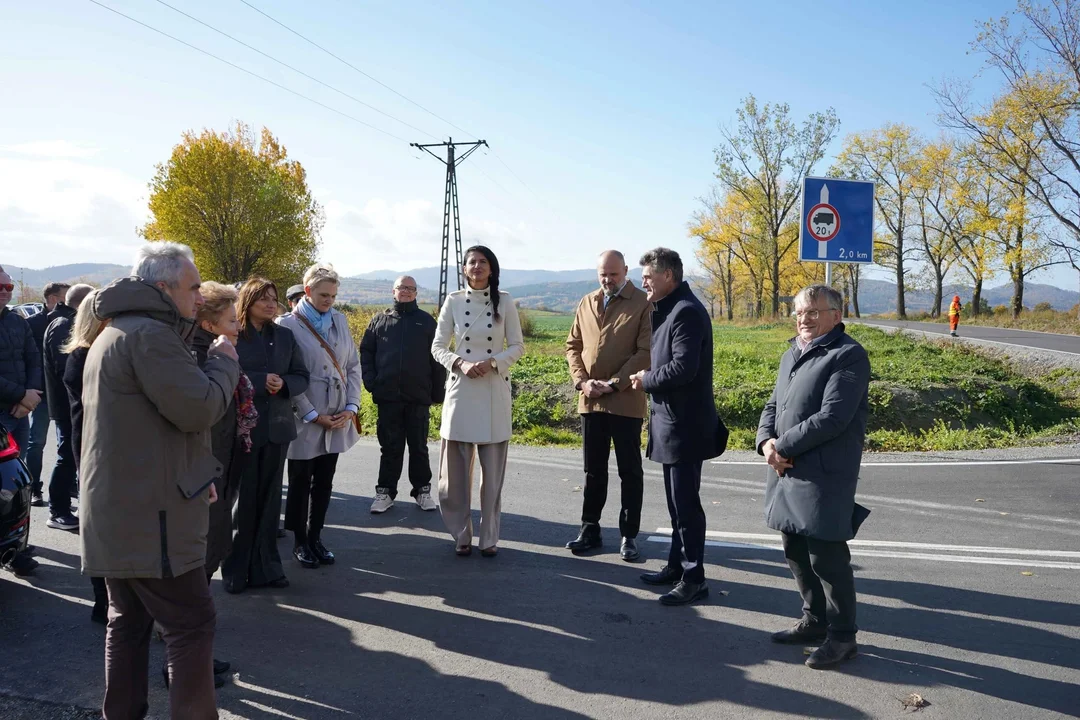 Kamieniec Ząbkowicki–Ożary. Oficjalnie otwarto drogę za 6,5 mln zł. Prace zakończono przed terminem [zdjęcia]