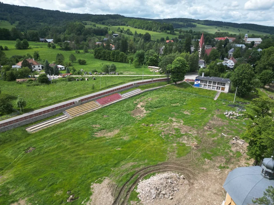 Stronie Śląskie. Burmistrz podpisał umowę na odbudowę i modernizację stadionu