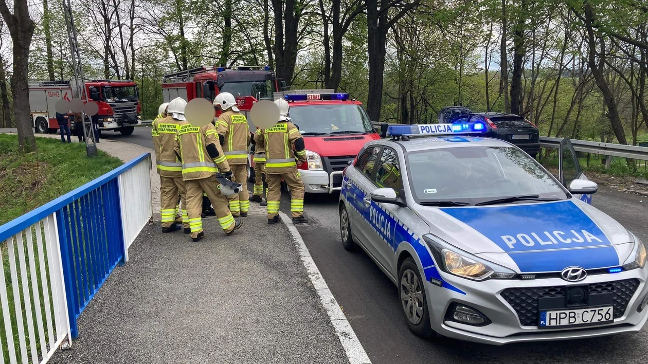 Szczytna. Kierujący renault wpadł w poślizg i uderzył w forda - Zdjęcie główne