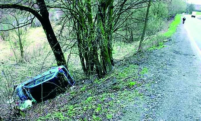 Wraka samochodu leży już dwa lata na skarpie i wszyscy mają to w d...