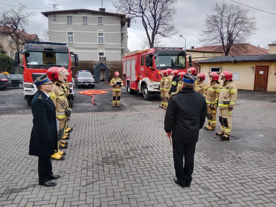 Symboliczna ostatnia zmiana służby. Strażacy z pompą pożegnali kolegów