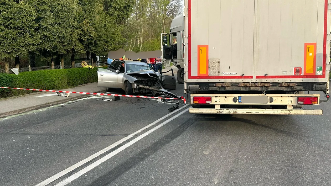 Krajowa ósemka. Zderzenie audi z ciężarówką w Kudowie-Zdroju [zdjęcia]