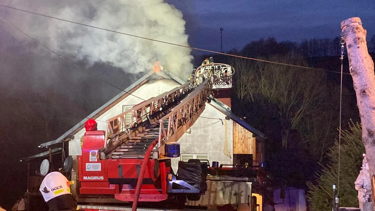 Pożar domu w Droszkowie. Z ogniem walczyło 12 zastępów straży pożarnej