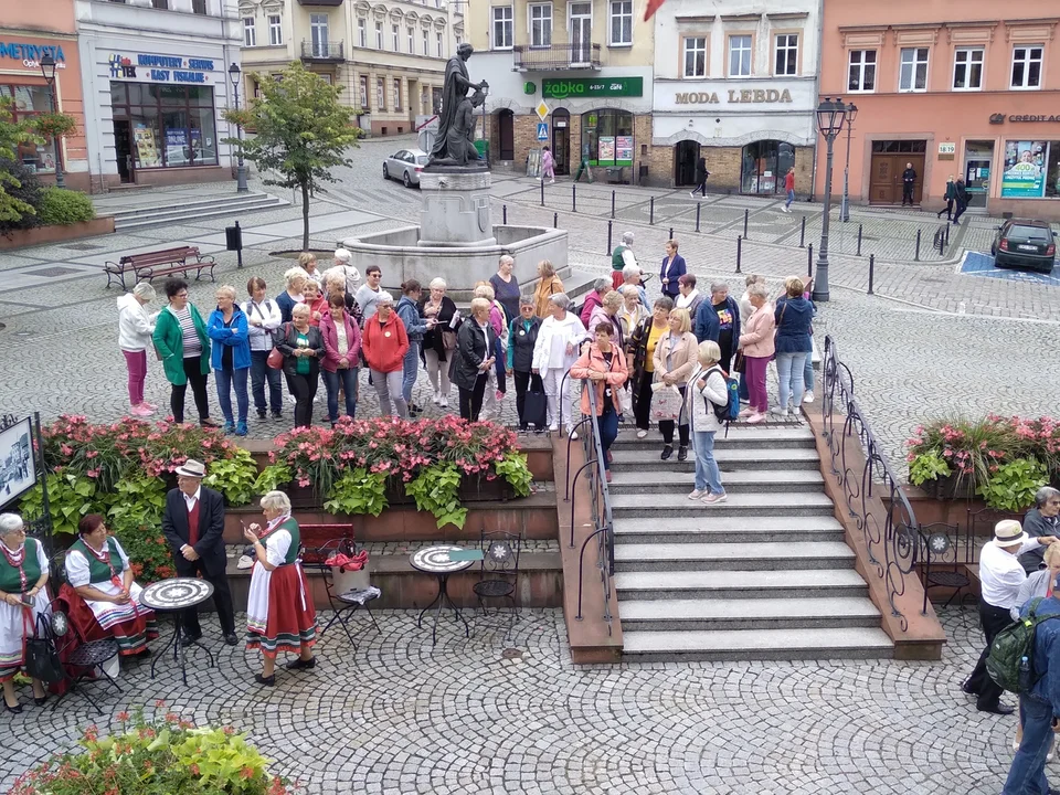 Występy artystyczne przed ratuszem. Drugi dzień noworudzkich Dni Seniora [galeria]