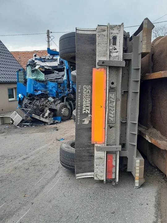 Groźny wypadek z udziałem ciężarówek między Ząbkowicami Śląskimi, a Dzierżoniowem