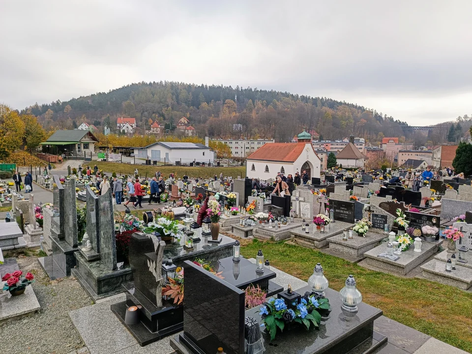 Nowa Ruda. Dzisiaj obchodzimy Dzień Wszystkich Świętych. Na cmentarzach zapłonęły tysiące zniczy