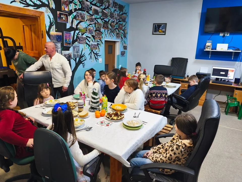 Nowa Ruda. Wigilia w świetlicy Fundacji „Ratujmy Uśmiech Dziecka”. Było kolędowanie i tradycyjne potrawy [galeria]