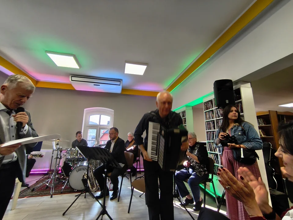 Inauguracja Festiwalu Dzieje Się w Nowej Rudzie. Marek Margielewski, prof. Jan Miodek i Sigit Band w MBP [galeria]