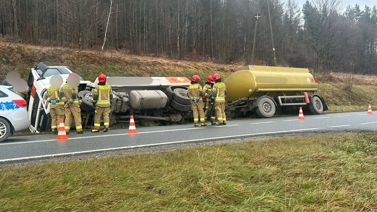 DK 33. Cysterna wpadła do przydrożnego rowu [zdjęcia]