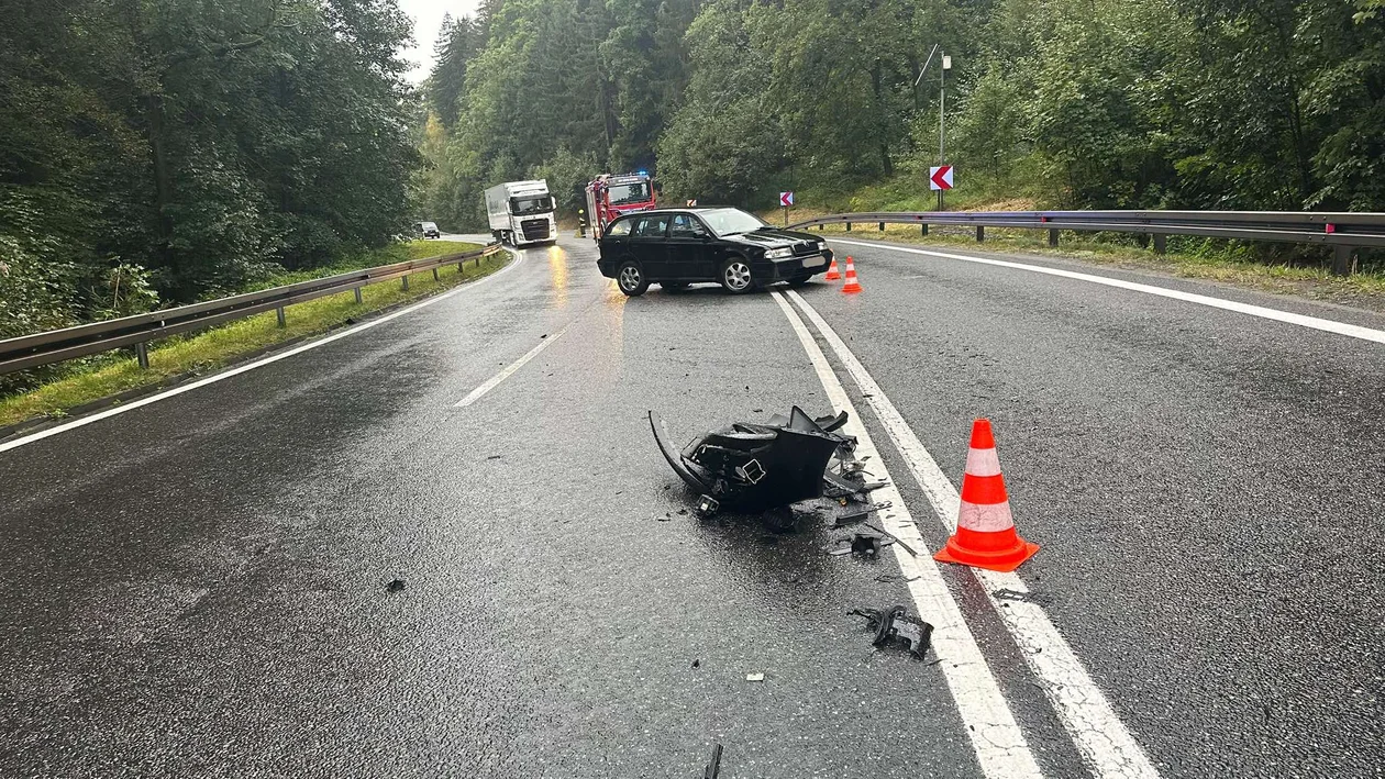 Krajowa ósemka. Kierująca renault wpadła w poślizg [zdjęcia]