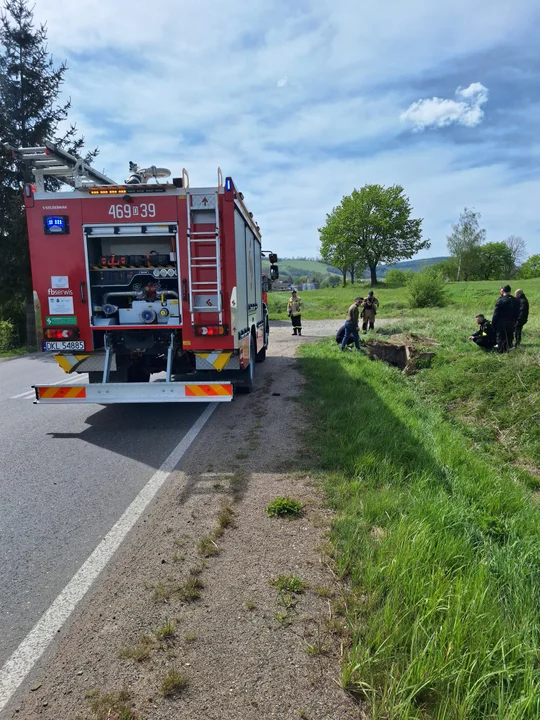 Ścinawka Dolna. 29-latek stracił panowanie nad motocyklem i uderzył w betonowy przepust [galeria]