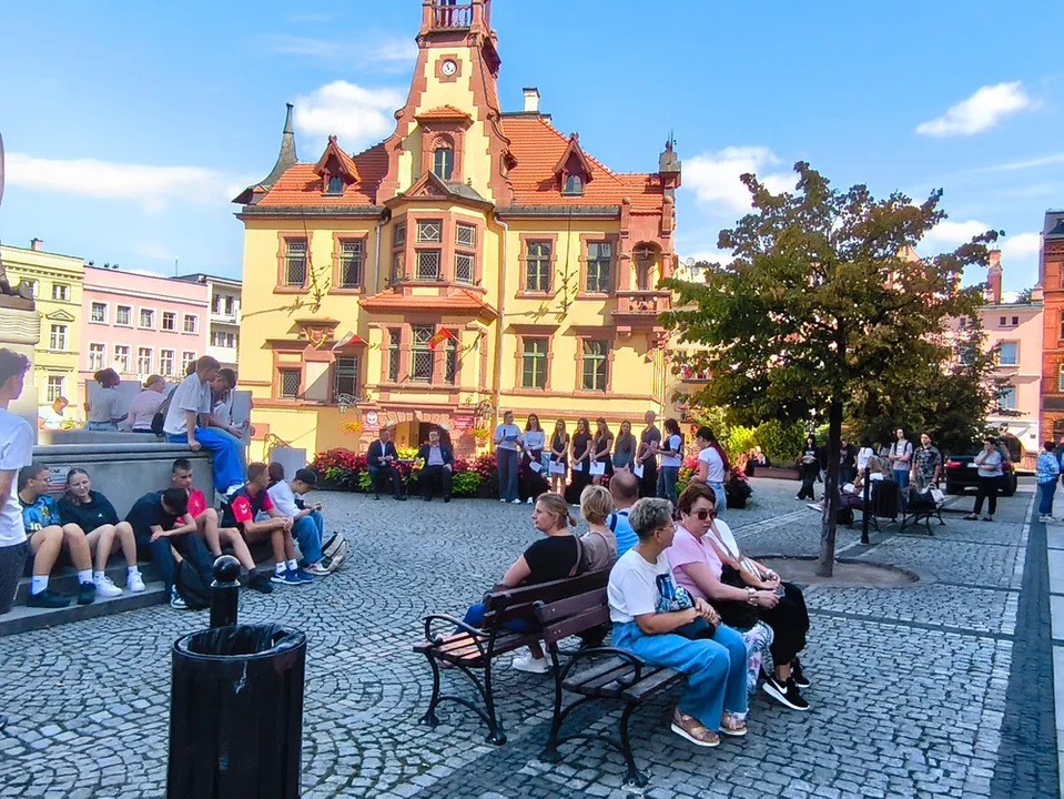 Nowa Ruda. Narodowe czytanie - Jan Kochanowski na Rynku [galeria]