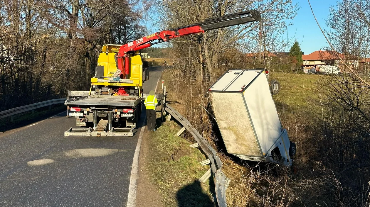 Bus chłodnia dachował na drodze miedzy Polanicą-Zdrój, a Chocieszowem