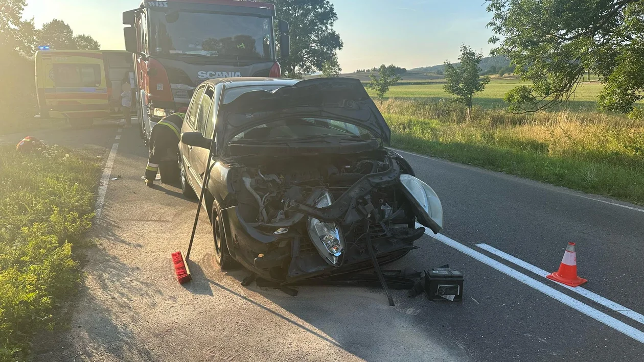 Gmina Radków. Zderzenie audi i renault. 5 osób trafiło do szpitala [zdjęcia]