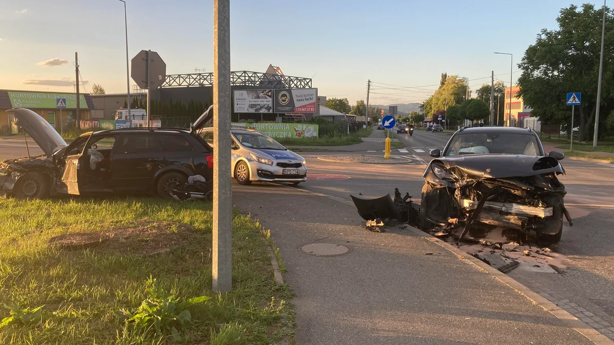 Kolizja na Zajęczej i Objazdowej. Porsche uderzyło w Audi