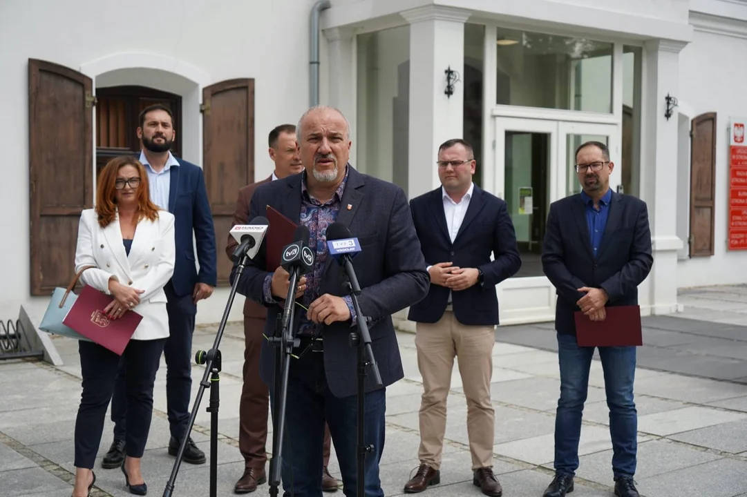 Stronie Śląskie. Burmistrz podpisał umowę na odbudowę i modernizację stadionu