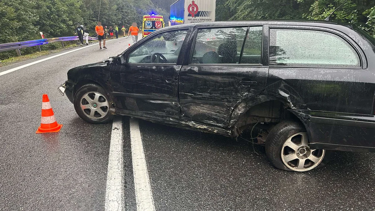 Krajowa ósemka. Kierująca renault wpadła w poślizg [zdjęcia]