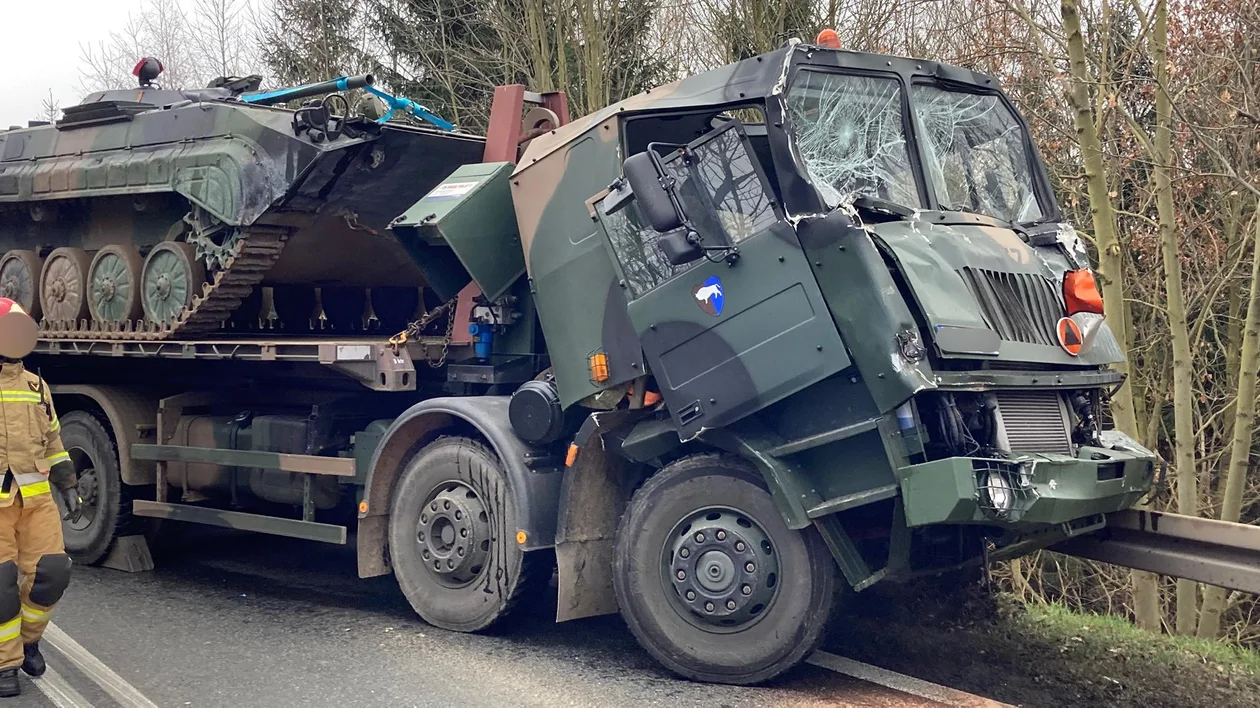 Wypadek ciężarówek kolumny wojskowej na krajowej ósemce FOTO