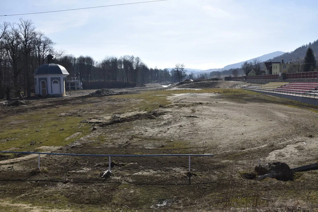 Stronie Śląskie. Niemal 35 mln zł na odbudowę krytej pływalni i stadionu [galeria]