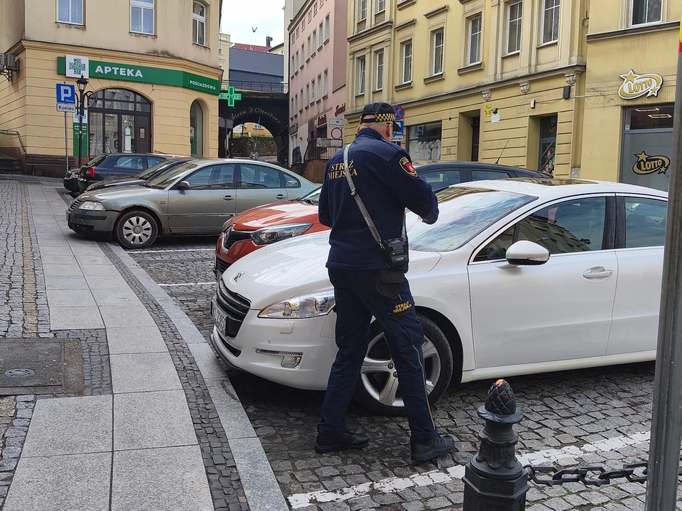 Nowa Ruda. Strażnicy Miejscy kontrolują w Strefie Płatnego Parkowania [zdjęcia]
