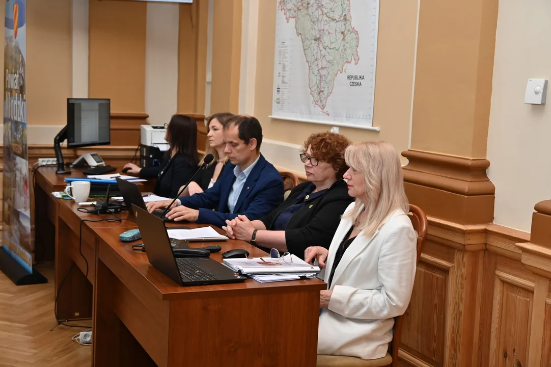 VII Sesja Rady Powiatu Kłodzkiego. Absolutorium dla Zarządu [galeria]