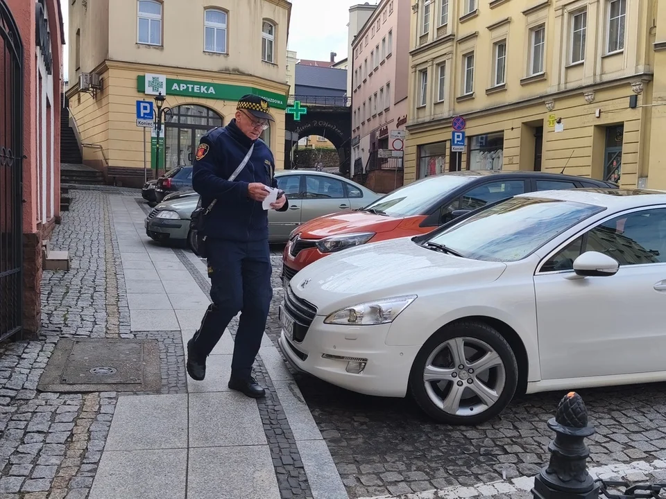 Nowa Ruda. Strażnicy Miejscy kontrolują w Strefie Płatnego Parkowania [zdjęcia]