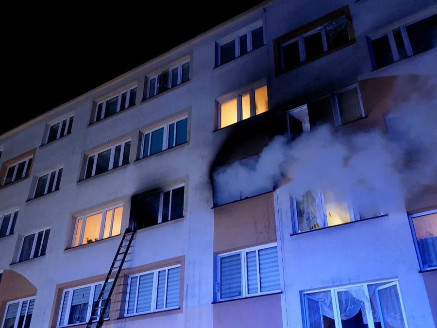 Nocny pożar w bloku. 21 osób ewakuowanych, policjanci wynosili nieprzytomną seniorkę - Zdjęcie główne