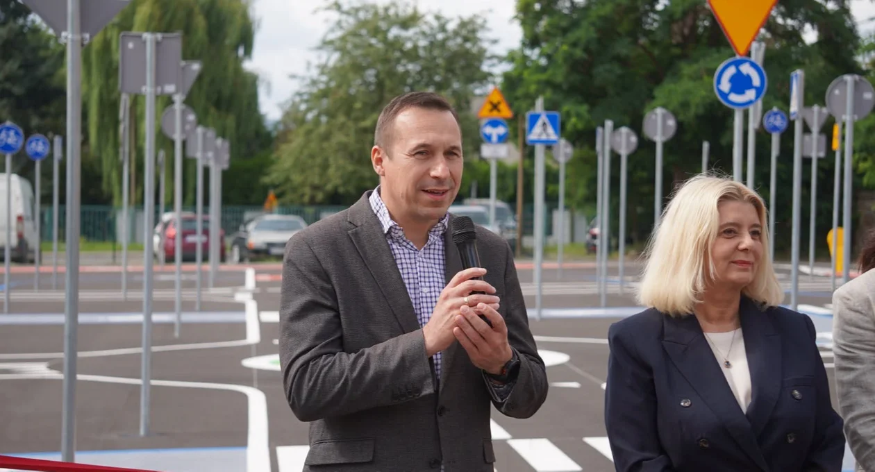 Dzieci najlepiej uczą się w praktyce, dlatego takie miejsca są ważnym elementem edukacji i budowania bezpiecznych nawyków – marszałek Paweł Gancarz
