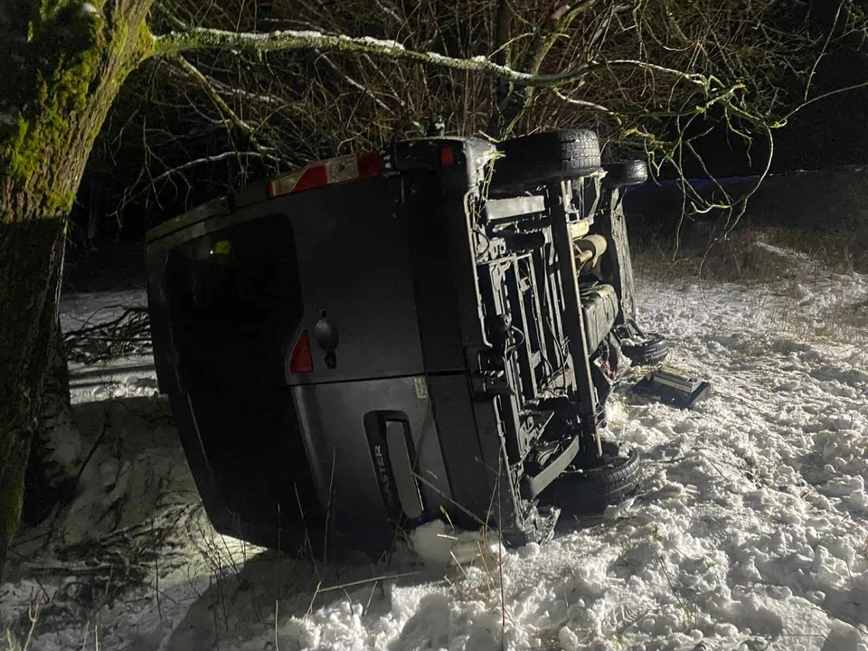 Auto spadło ze skarpy w drodze do Zieleńca [zdjęcia]