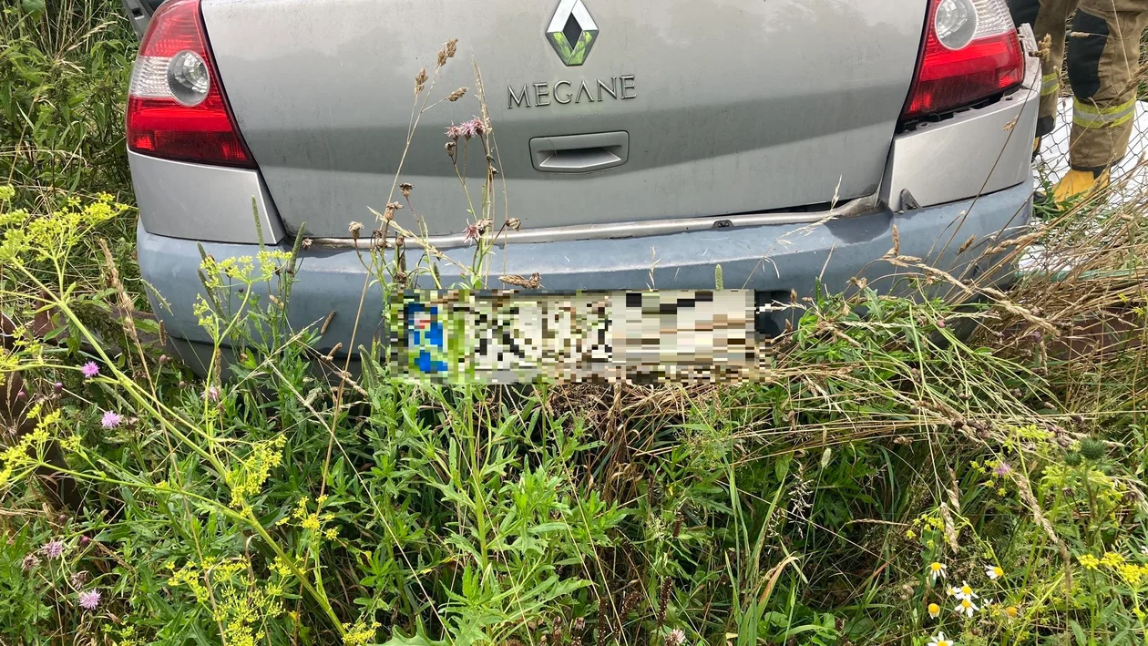 Nowa Ruda. Wpadł w poślizg i uderzył w stojący billboard. Wcześniej uderzył w inne auto