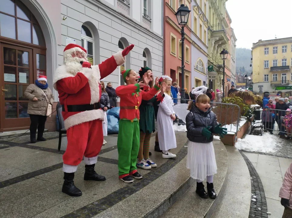 Nowa Ruda. Już w tym tygodniu w Rynku tradycyjna Wigilia Opłatkowa i wizyta Świętego Mikołaja - Zdjęcie główne