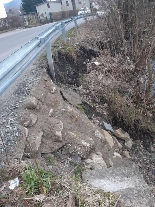 W Jugowie osuwa się skarpa potoku przy nowo wyremontowanej drodze powiatowej