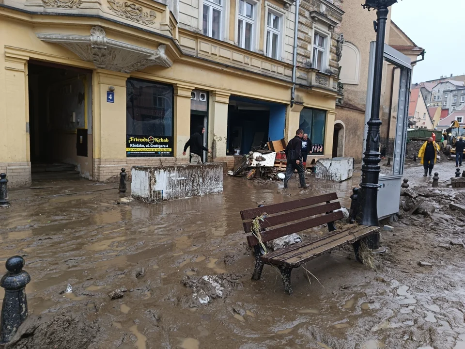 Kłodzko. W deszczu usuwają skutki powodzi [zdjęcia]