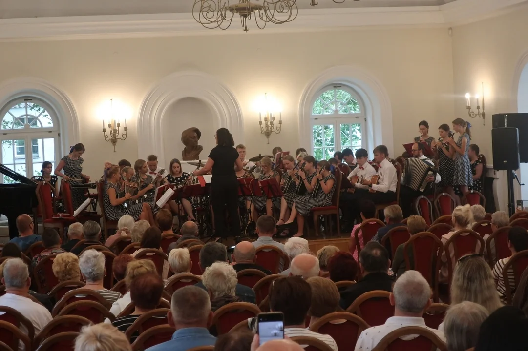 Duszniki-Zdrój. Cudowny koncert muzyki filmowej (i nie tylko) na deskach Teatru Zdrojowego.