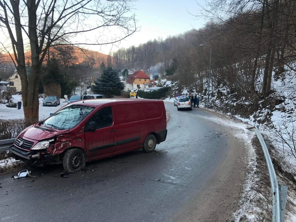 Kolizja w Nowej Bystrzycy. Kierowca busa wpadł w poślizg