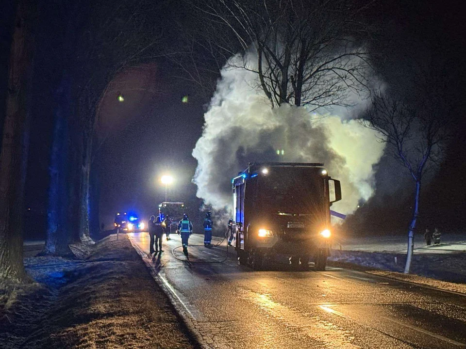 Pożar busa na drodze krajowej numer 33 koło Wilkanowa [zdjęcia]